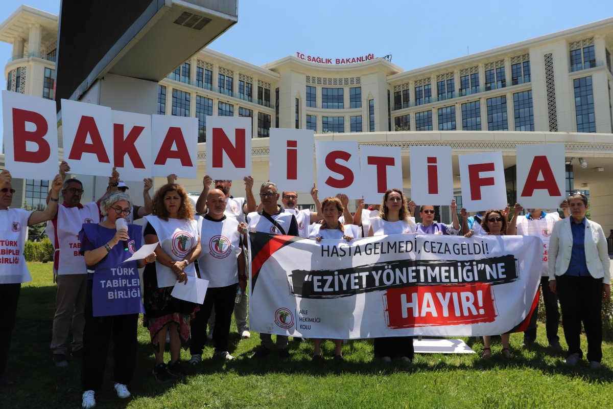 TTB Aile Hekimliği Kolu TTB-AHEK (@ttbahk) on Twitter photo Bugün aile hekimleri yoksulluk, ebe, hemşireler açlık sınırı civarı ücret aldılar. Yatırılan ücret, yılbaşı öncesi ele geçen ücrete eşit. Nerde yeni yıl zammı, enflasyon farkı, teşvik ücretleri. Kendi çalışanlarını düşünmeyen, siyasi popülizm yapan <a href="/drmemisoglu/">Prof. Dr. Kemal Memişoğlu</a> İSTİFA etmelidir. Bugün aile hekimleri yoksulluk, ebe, hemşireler açlık sınırı civarı ücret aldılar. Yatırılan ücret, yılbaşı öncesi ele geçen ücrete eşit. Nerde yeni yıl zammı, enflasyon farkı, teşvik ücretleri. Kendi çalışanlarını düşünmeyen, siyasi popülizm yapan <a href="/drmemisoglu/">Prof. Dr. Kemal Memişoğlu</a> İSTİFA etmelidir.