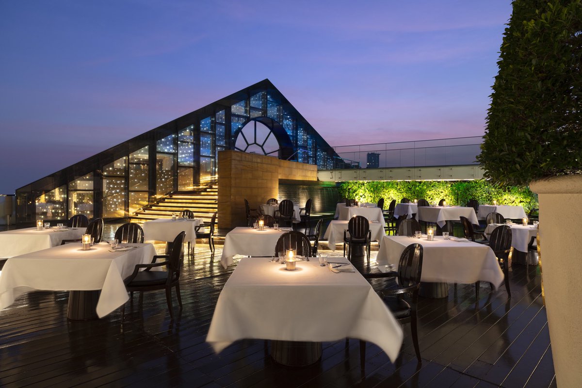 Lebua โรงแรมหรูแลนด์มาร์กกลางกรุงเทพฯ รวมเอาบาร์วิสกี้กลางแจ้งที่สูงที่สุดในโลก เลาจน์แชมเปญสุดหรู ห้องอาหารจีนระดับท็อป และครัวแบบเปิดระดับมิชลินไว้ในที่เดียว