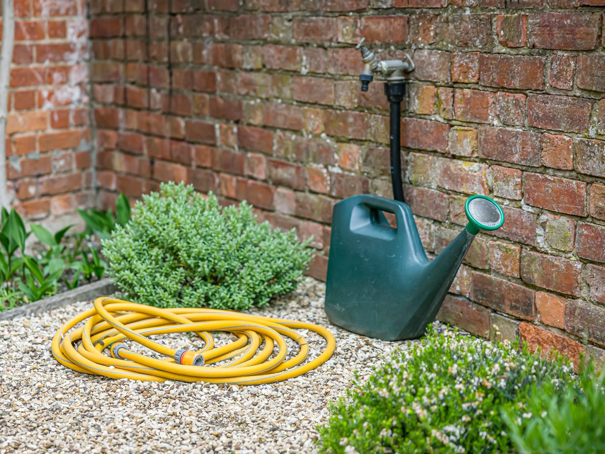 SESWater's tweet image. 🚰 We are aware that South East Water and Thames Water have announced hosepipe bans. Our water resources are in a good position, and we are not currently planning to introduce a hosepipe ban over the summer. For more information about the regions affected please visit the South…