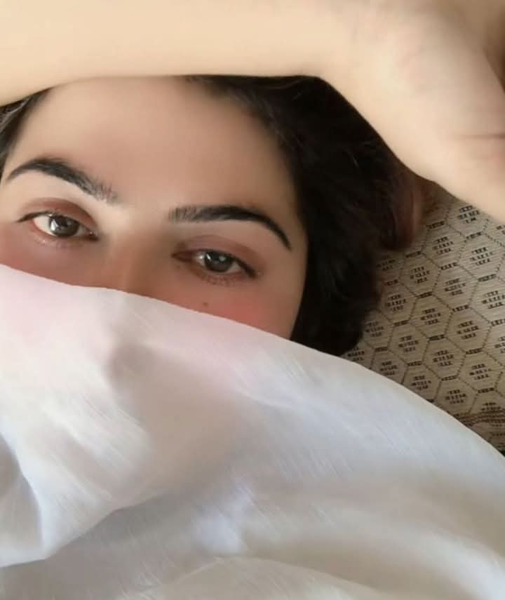 0Mahiii's tweet image. میں لوٹ کر آؤں گی شاخوں پر سحر لے کر____!!!
پت جھڑ کی زد میں ہوں ذرا موسم بدلنے دو_____!!!!
🔥
#قومی_زبان