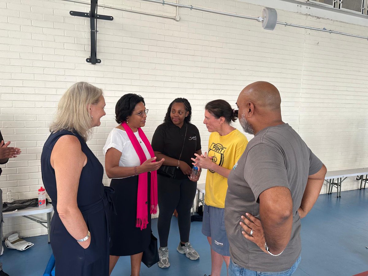 LDN_VRU's tweet image. Our award-winning MyEnds programme delivers both universal and targeted support for young people.
With @Miatsf, we welcomed @JanetDaby @educationgovuk to Peckham to
show how our community-led approach with @ActiveCN mirrors national plans for Young Futures hubs.
@LibPeck