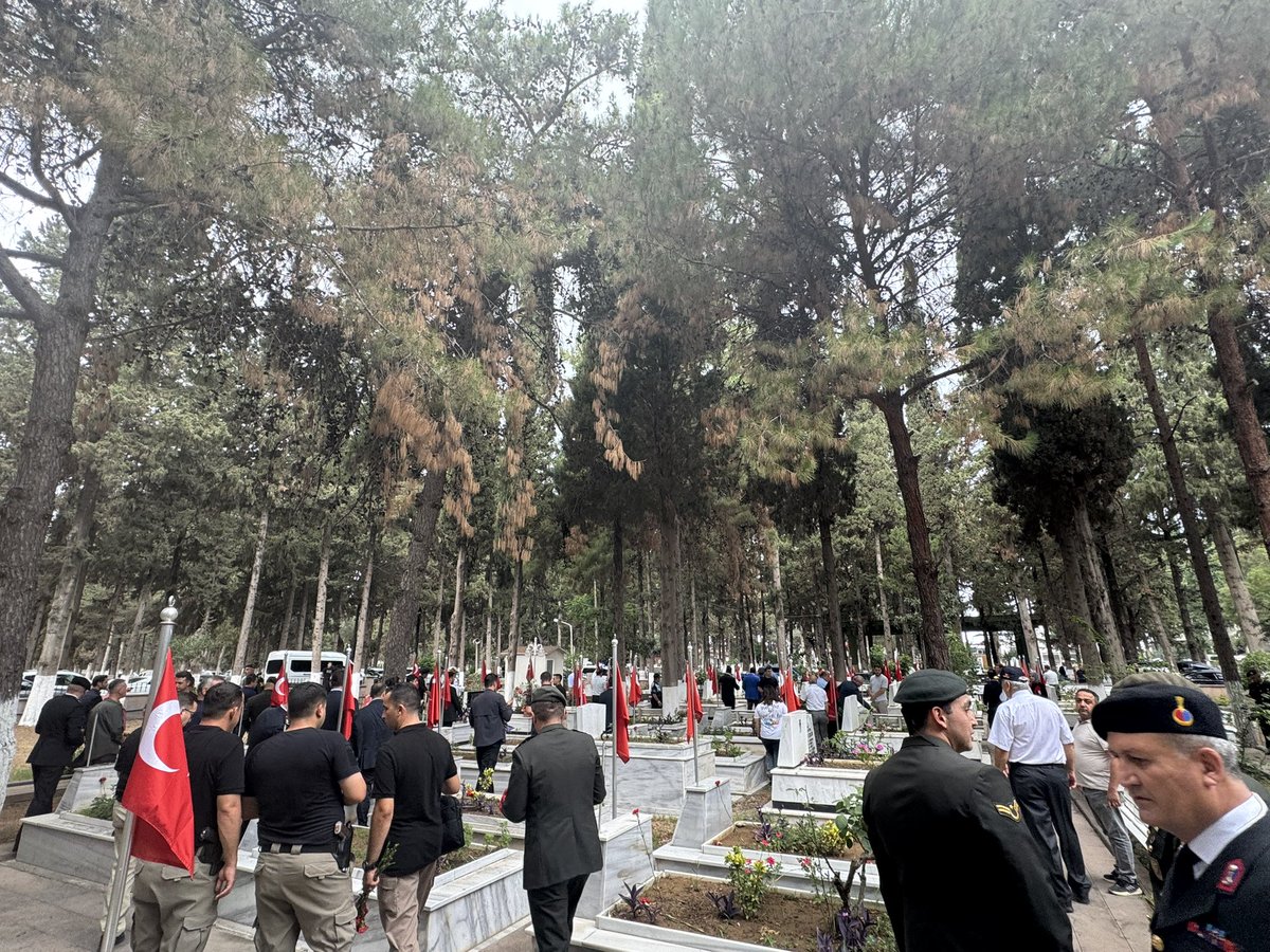 İlçe Milli Eğitim Müdürümüz Ali HAYTAZ; Kaymakamımız Muhammet ÖNDER, Arsuz Kaymakamı Fatih EROĞLU, protokolün değerli üyeleri ve kıymetli misafirlerin katılımlarıyla Karaağaç Mezarlığında gerçekleştirilen 15 Temmuz Şehitleri Anısına Şehitlik Ziyareti programına katıldı.