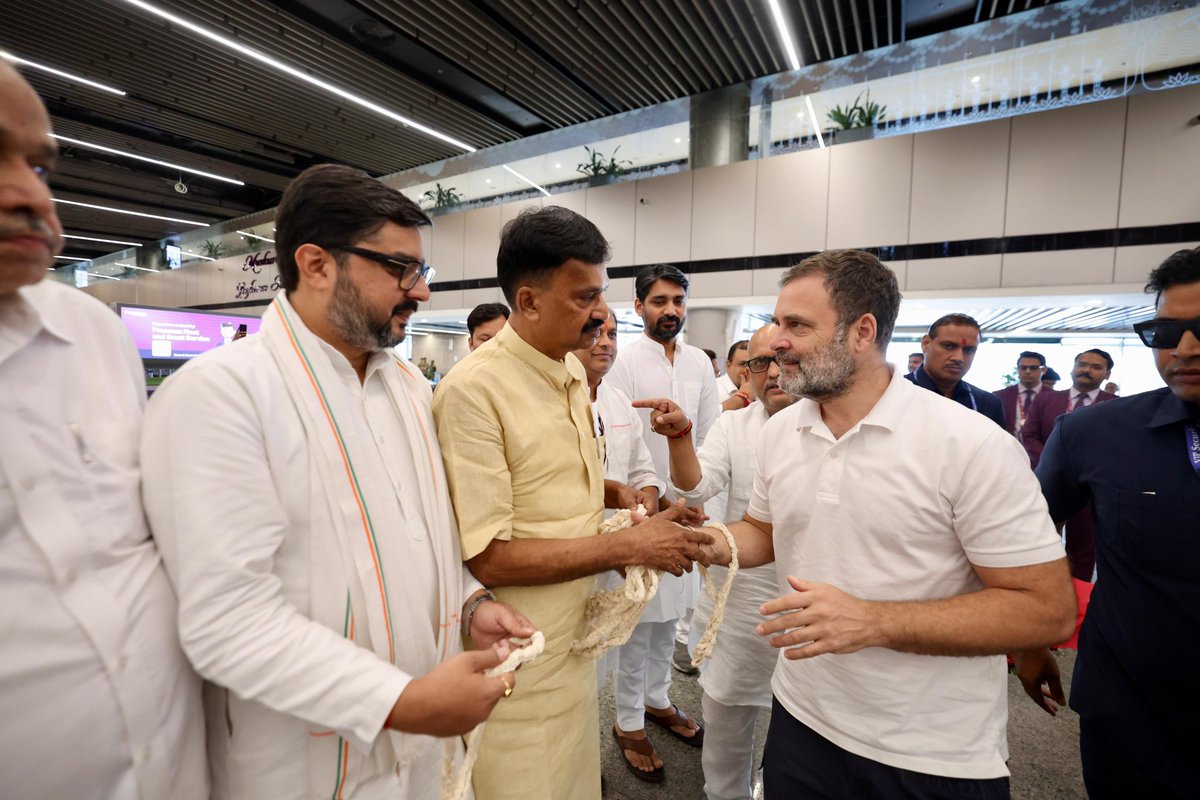 P L Punia (@plpunia) on Twitter photo आज नेता विपक्ष श्री <a href="/RahulGandhi/">Rahul Gandhi</a> जी के लखनऊ पहुंचने पर बाराबंकी सांसद श्री तनुज पुनिया के साथ उनका स्वागत किया. आज नेता विपक्ष श्री <a href="/RahulGandhi/">Rahul Gandhi</a> जी के लखनऊ पहुंचने पर बाराबंकी सांसद श्री तनुज पुनिया के साथ उनका स्वागत किया.