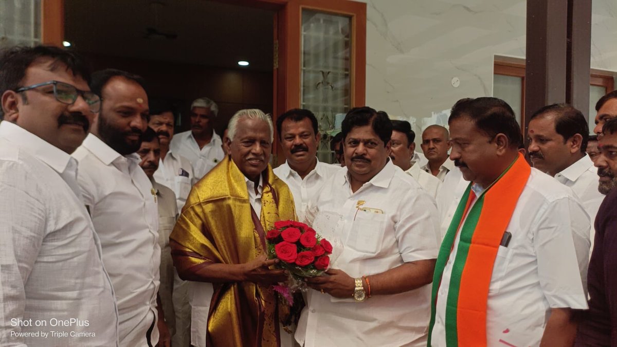 KPRamalingamMP's tweet image. தர்மபுரி , கிருஷ்ணகிரி கிழக்கு, மற்றும் கிருஷ்ணகிரி மேற்கு மாவட்டத்தலைவர்களுடன் அஇஅதிமுக வின் மூத்த தலைவர்திரு கே பி முனுசாமி எம்எல்ஏ, அவர்களை அவரது இல்லத்தில் சந்தித்த மகிழ்வான தருணத்தில் அதிமுக நிர்வாகிகள் அனைவரும் பாஜக அதிமுக கூட்டனியை வரவேற்றது பெருமை, வெற்றிக்கு அடிதளம்,