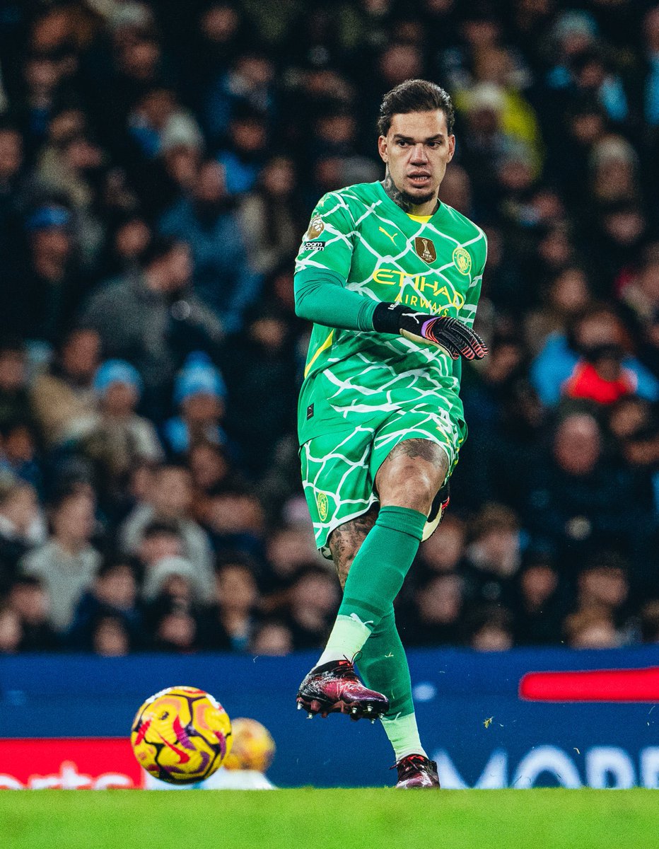 Galatasaray, Manchester City forması giyen Ederson'un resmi olarak şartlarını sordu. Brezilyalı eldiven 'maaş beklentisi' karşılanırsa, Galatasaray'da forma giymeye sıcak bakıyor. (Yağız Sabuncuoğlu)