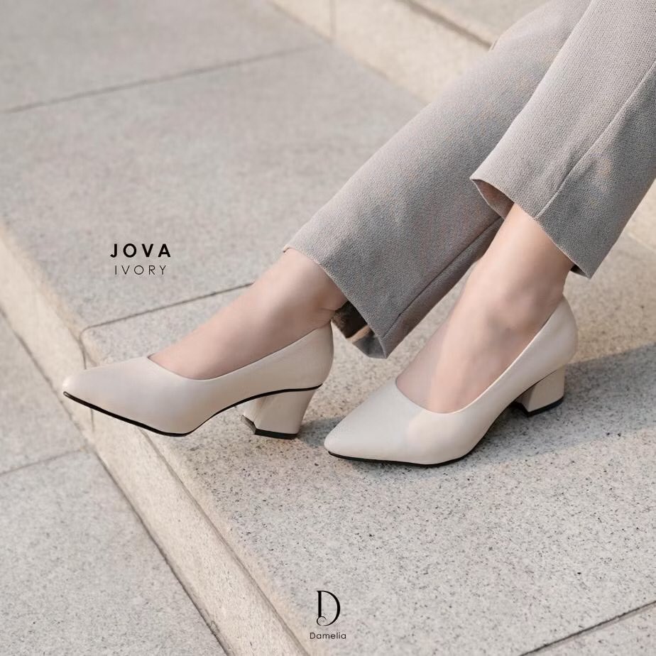 wts preloved heels formal 120k aja 🫶🏻

size 36, masih ada kardus, kondisi 100% cuma berdebu soalnya blm dipake kegedean dikit 

minat boleh dm yaaw