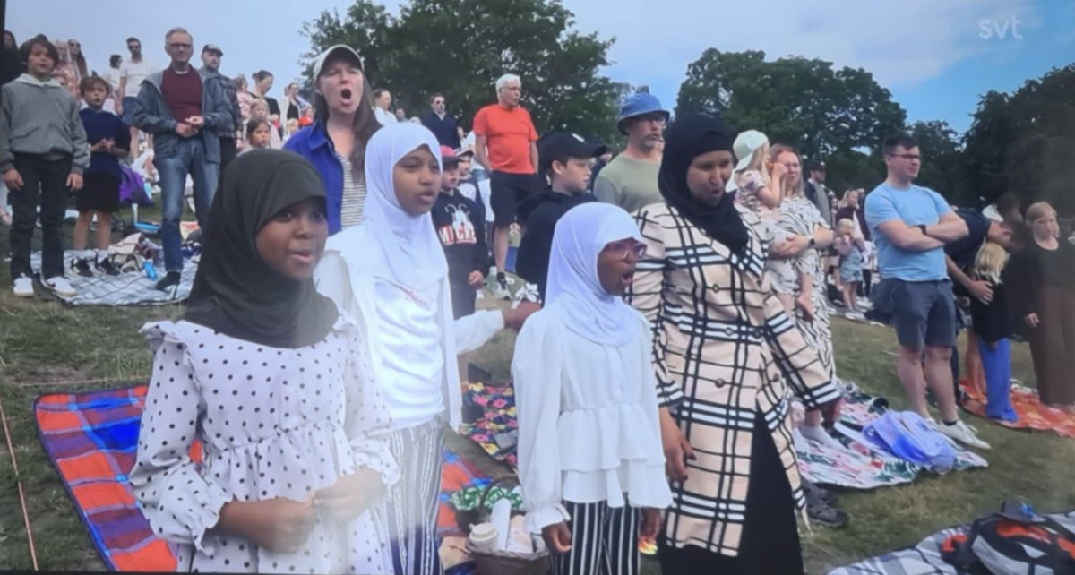 Nima_Ros's tweet image. Statligt kontrollerad television i auktoritära länder fungerar ofta som ett propagandaverktyg.
Den förmedlar en bild av samhällelig harmoni som inte speglar befolkningens verkliga värderingar och normer. Denna skenbara trygghet är bedräglig – ett påtvingat narrativ som…