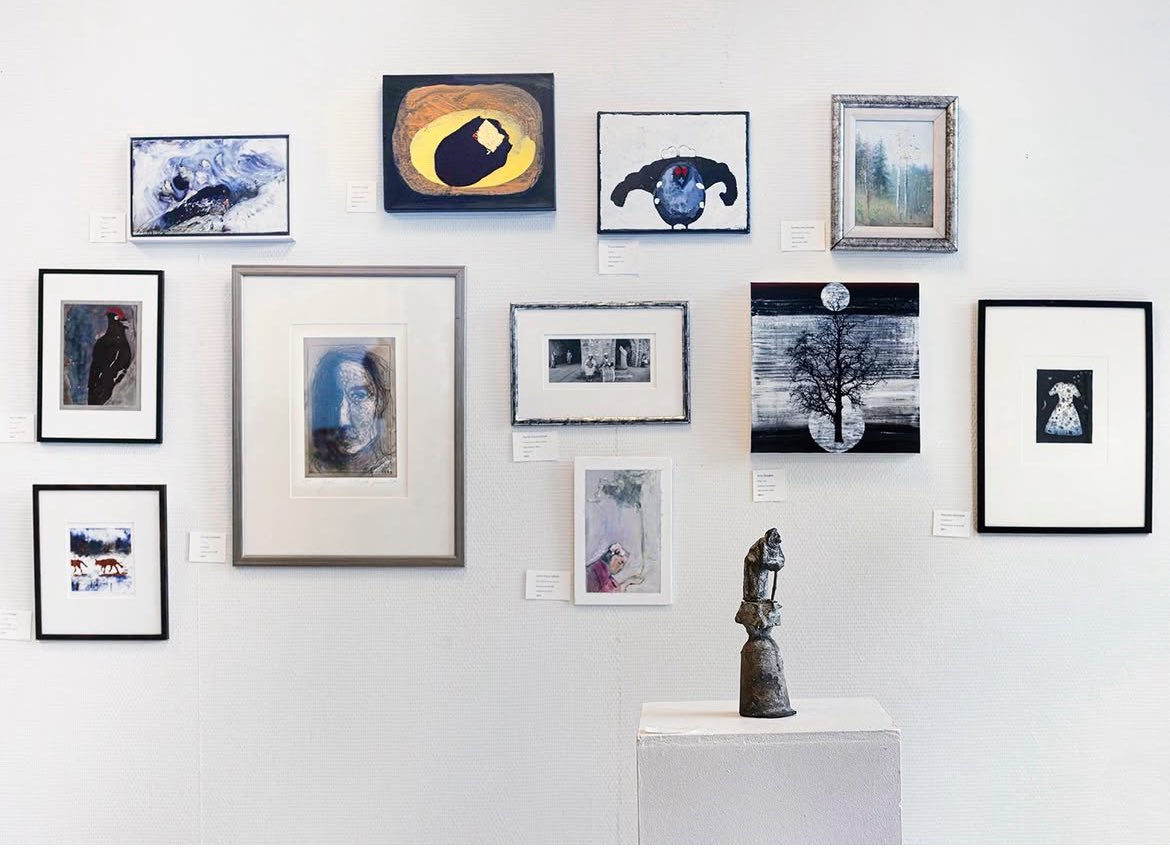 Luonnonperintösäätiöllä on useiden satojen taideteosten varasto teoksista, jotka eri taiteilijat ovat säätiölle lahjoittaneet metsiensuojelun hyväksi.

Nyt teoksia on myynnissä Hämeenlinnassa galleriassamme, joka on avoinna 8.8. asti

Saat työn heti mukaasi – hinnat 30–900 €