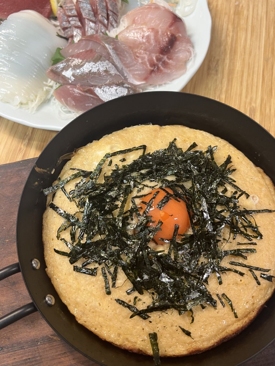 hiyokko_were's tweet image. 長芋のふわふわ焼き/日式山药铁板烧
ーーーーーー
我买了一个小平底锅。
把山药擦成泥,加上高汤、酱油等调味,放一点淀粉,煎成饼。
口感是外面香脆可口,里面松软滑嫩。
ーーーーーー
小さいフライパンを買った!
長芋おろして出汁とかお醤油入れて味つけて、ちょっと片栗粉入れて焼いた。…