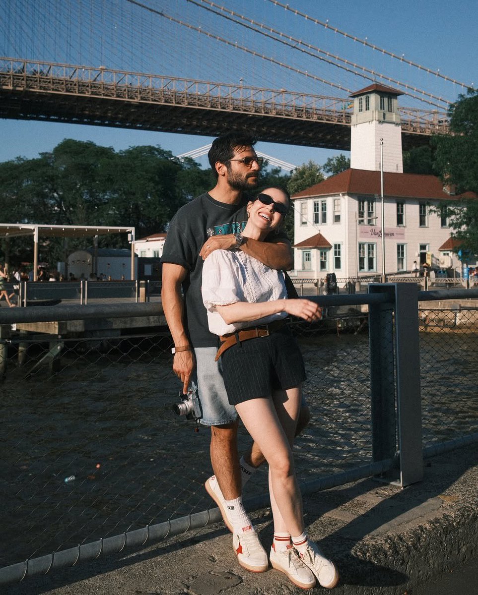 TvDunyasii's tweet image. #SerkanÇayoğlu ve #ÖzgeGürel çifti, evliliklerinin 3. yılını Amerika Birleşik Devletleri’nde kutladı.

Çiftin Amerika’dan paylaşımları beğeni üstüne beğeni topladı. Çift 3 yıl önce İtalya’da evlenmişti. #ÖzSer