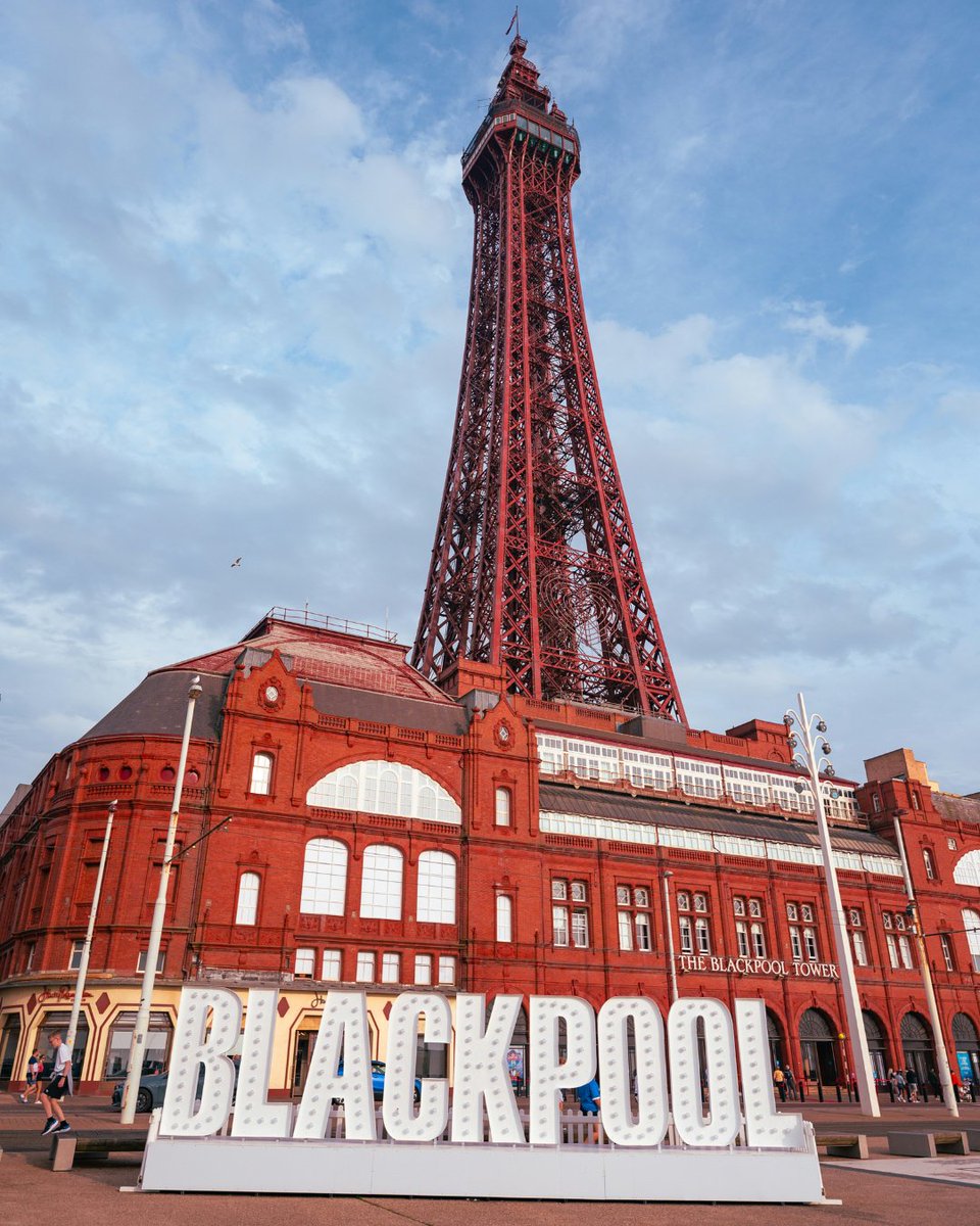 nationalexpress's tweet image. Craving some classic British seaside charm? ☀️
Blackpool’s got it covered. From rollercoaster screams at Pleasure Beach to the unapologetic glow of the Illuminations. It’s loud, it’s proud, and it’s got chips.
Plan your pilgrimage to Blackpool here: bit.ly/44H47HC