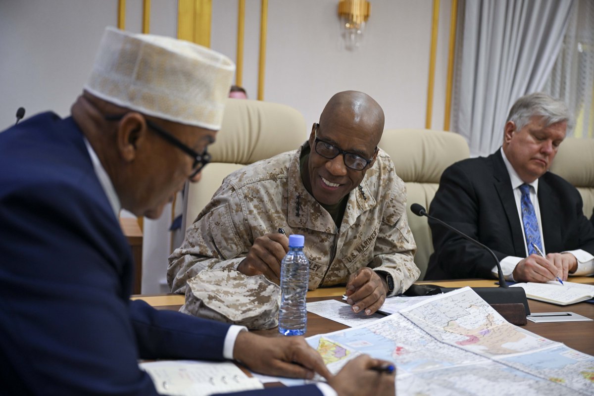 AfricaMediaHub's tweet image. .@USAfricaCommand works closely with African partners to counter terrorist organizations like al Shabaab and ISIS, which threaten U.S., regional, and international security. Read about General Michael Langley's recent visit to East Africa: africom.mil/pressrelease/3…