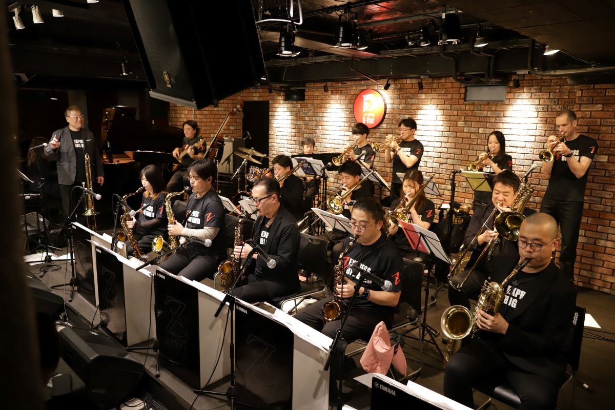 ybbjc_official's tweet image. 第56回大会
8/16(土)、17(日)の2日間、カルッツかわさきにて開催🎵
ゲストバンド出演🙌
Z EXPRESS BIG BAND featuring Michael Dease(Tb.)
前売券 絶賛発売中です‼️
ヤマノのアツい夏を、ぜひ応援してください🌞
詳しくはこちらから🔽
yamano-music.co.jp/ybbjc/56gaiyou/
