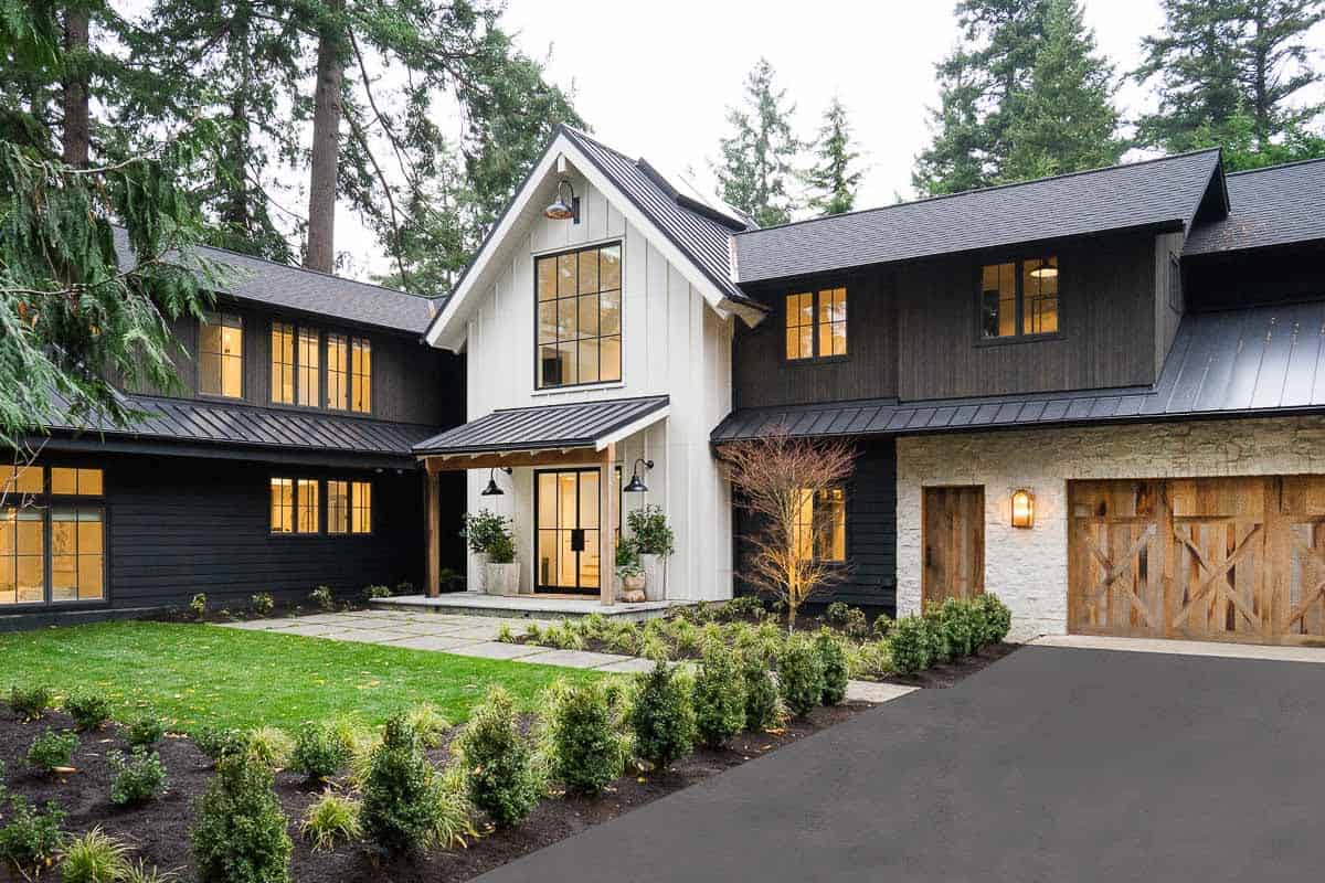 Dreamy farmhouse style home perched on the shoreline of Puget Sound onekindesign.com/2020/05/14/dre…