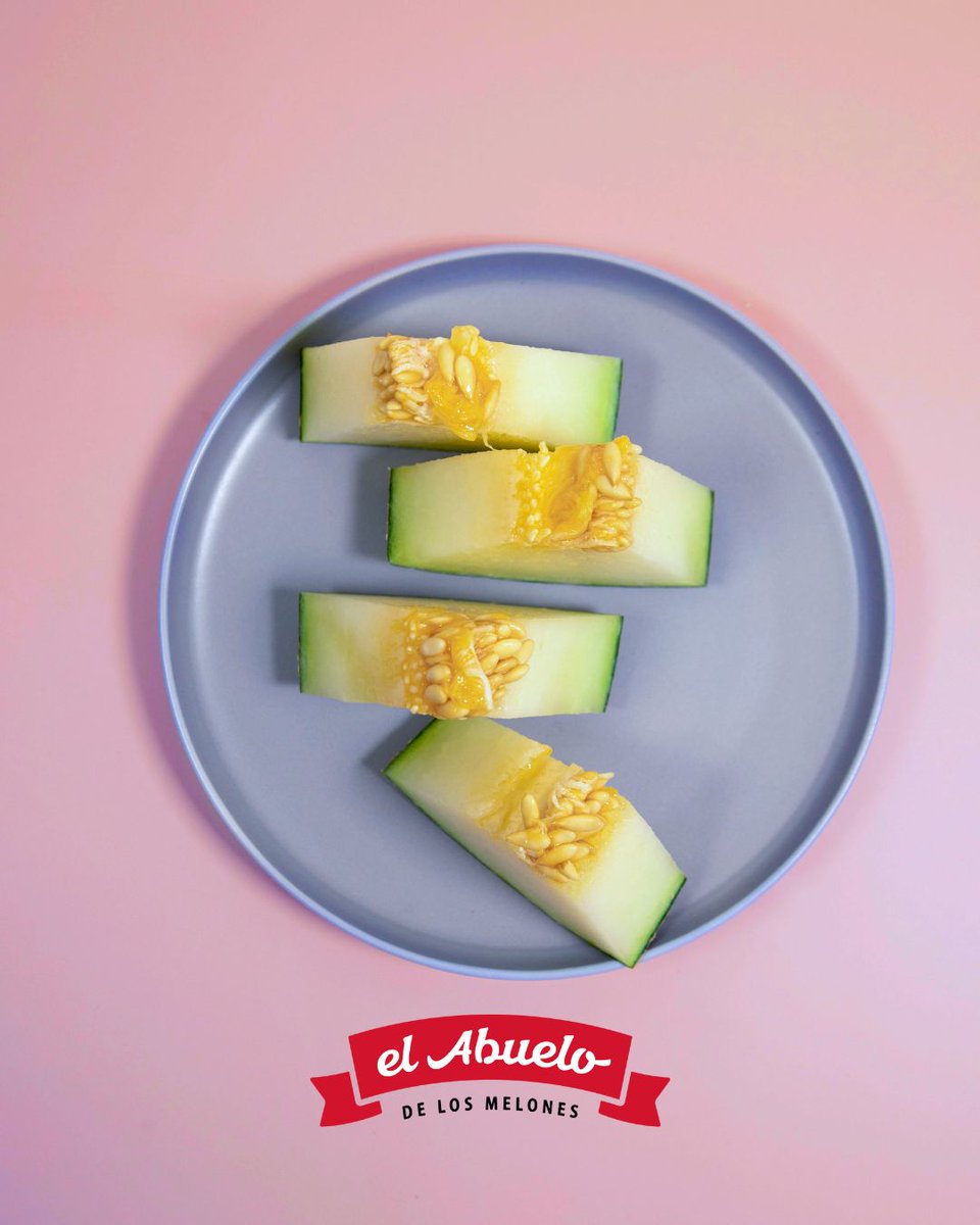 ¿Cómo conservar el melón en verano?🏖️

Si está entero:
- Guárdalo en un lugar fresco
- Evita el sol directo
-Puedes meterlo en la nevera

Si ya está abierto:
- Cúbrelo con film.
- Consérvalo en la nevera, en la zona intermedia.
- Lo ideal es consumirlo en 2-3 días.