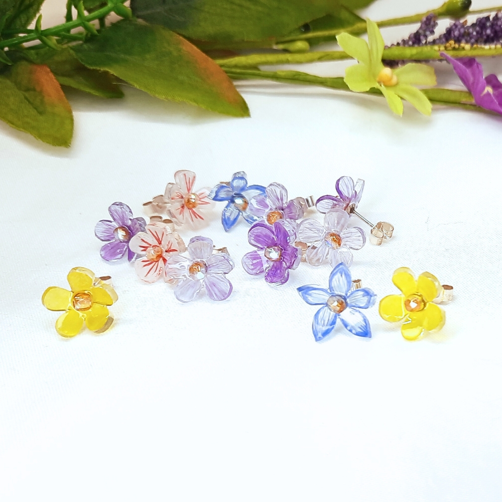 Pretty summer earrings. Delicate looking flowers with sterling silver fittings thebritishcrafthouse.co.uk/product/flower… #MHHSBD #shopindie