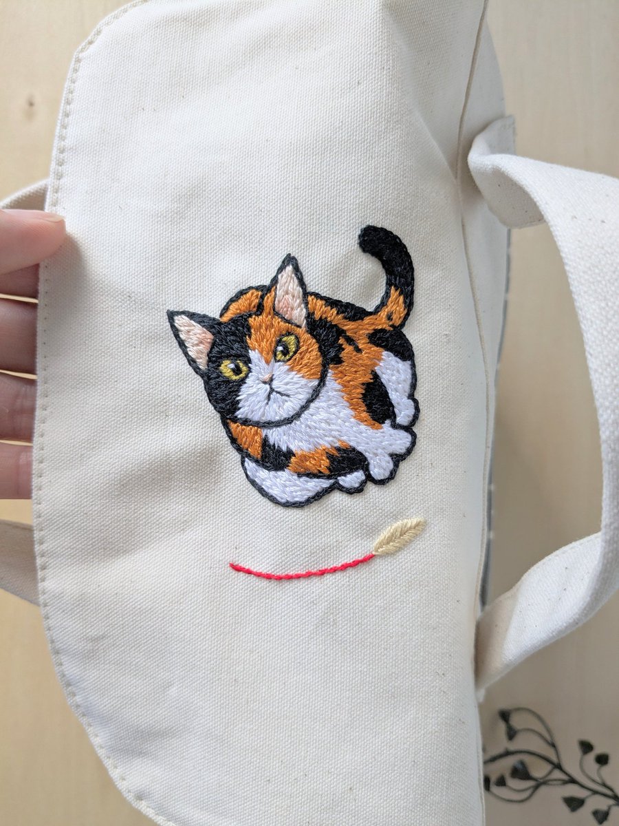 nekobanban222's tweet image. もう1つ
バッグインバッグを手提げに入れて、フタをすれば猫さんといつも目が合います✨
#ニャンフェスへ向けて制作中