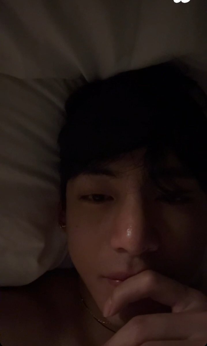 myrockstar_joon's tweet image. 침대라이브 하지 말라는 회사 말 개무시하고 바로 켜버림 개뿜