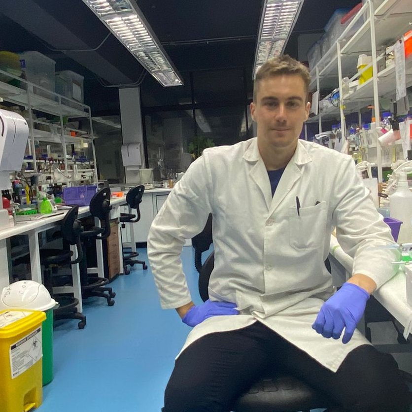unileon's tweet image. 🌿 ¿Sabías que 1 de cada 10 españoles lleva un nombre o apellido de planta? 🌸
Una investigación de @UniLeon revela que más de 4,6 millones de personas tienen raíces vegetales en su DNI. Los más comunes: Romero y Rosa. 🌹🌱
#ULE #CienciaULE #Curiosidades #NombresBotánicos