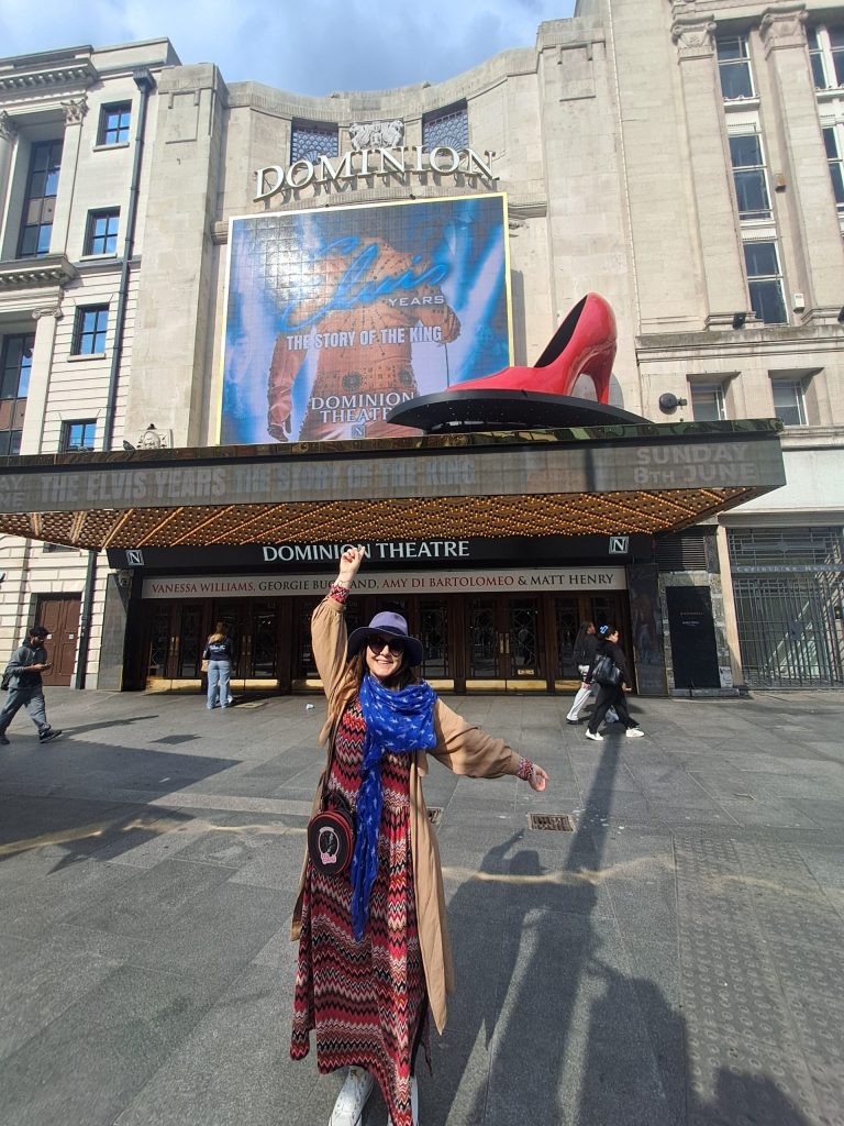 "The Elvis Years": Mario Kombou deslumbra en Londres en su tributo a Elvis Presley. Por Helena García Castaño
nosolocine.net/the-elvis-year… .<a href="/Hgcsirena/">Helen-san</a>