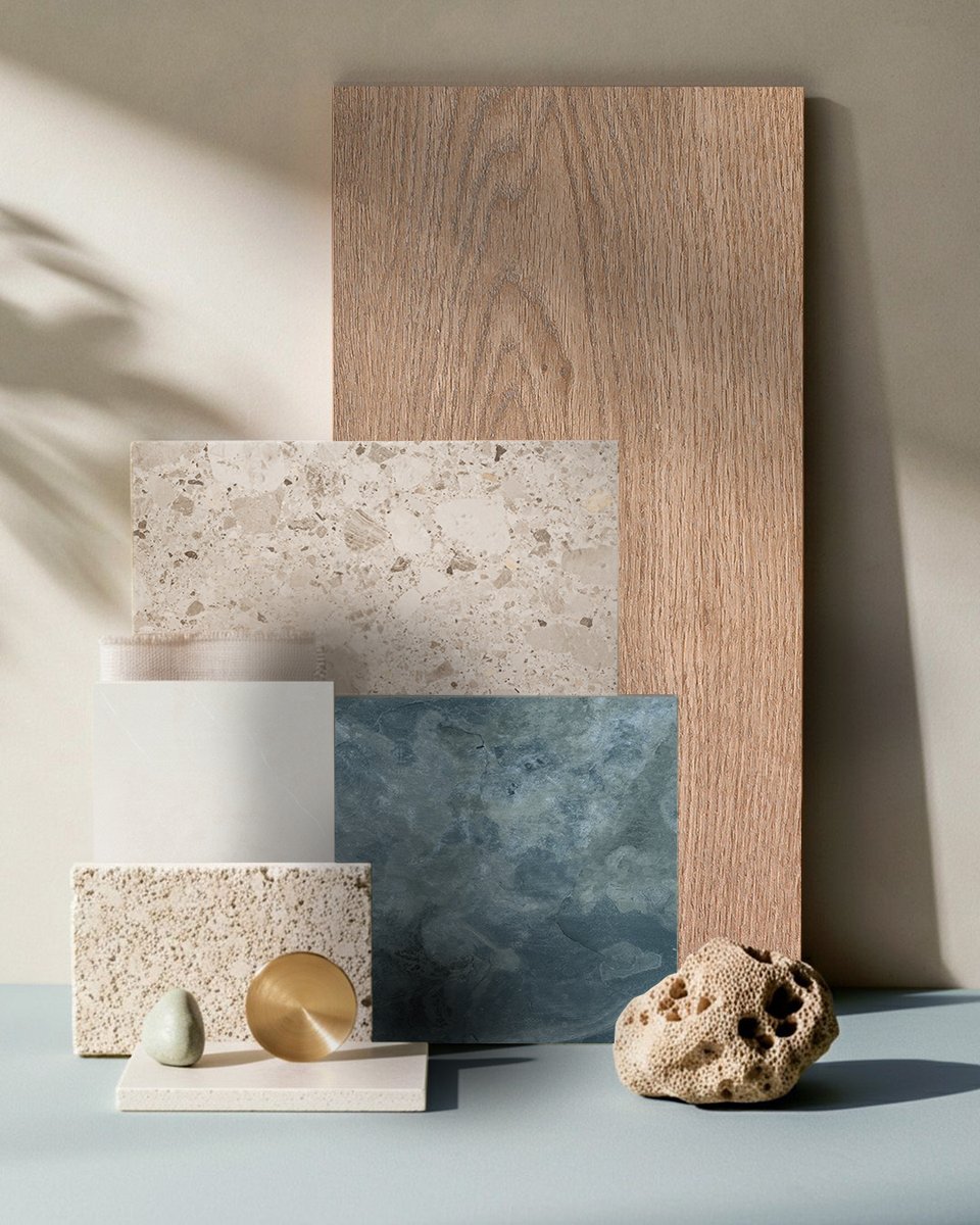 𝐌𝐄𝐃𝐈𝐓𝐄𝐑𝐑𝐀𝐍𝐄𝐀𝐍 𝐍𝐀𝐕𝐘 🐚 | A moodboard that brings together ceramic patterns, calm hues and timeless textures.
Paired with natural elements, this curation evokes the warmth of the coast and the elegance of tradition.