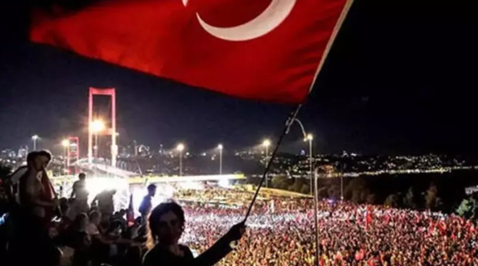 15 Temmuz'da evinde rahat oturmaktansa Ülkesi için ölmeyi tercih eden bir millettir Türkiye.

#Milliİrade
FETÖ
#15TemmuzDestanı