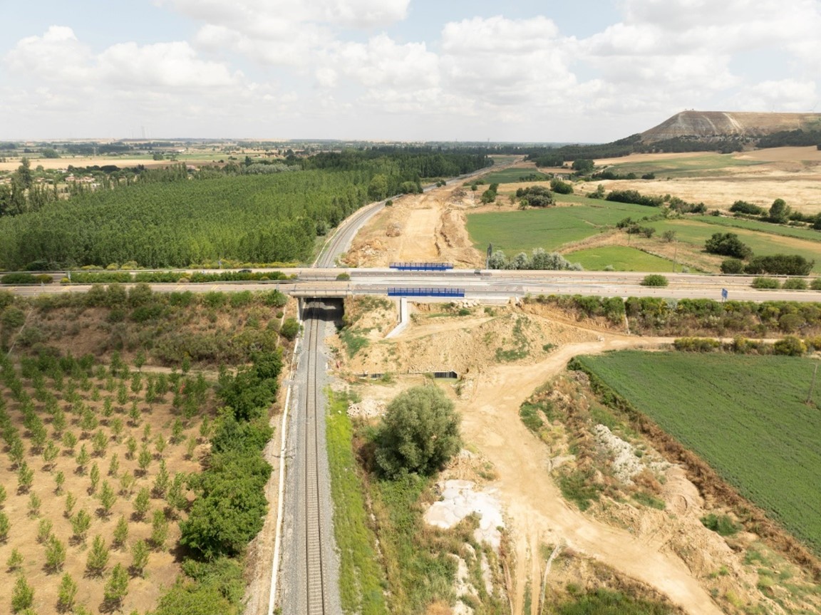 Avanzamos con los trabajos en la plataforma de la nueva línea de Alta Velocidad Palencia - Aguilar de Campoo, cuyas obras cuentan con una inversión global de 1.700 M€ y permitirá reducir los tiempos de viaje en las comunicaciones ferroviarias de Santander con el resto del país.
