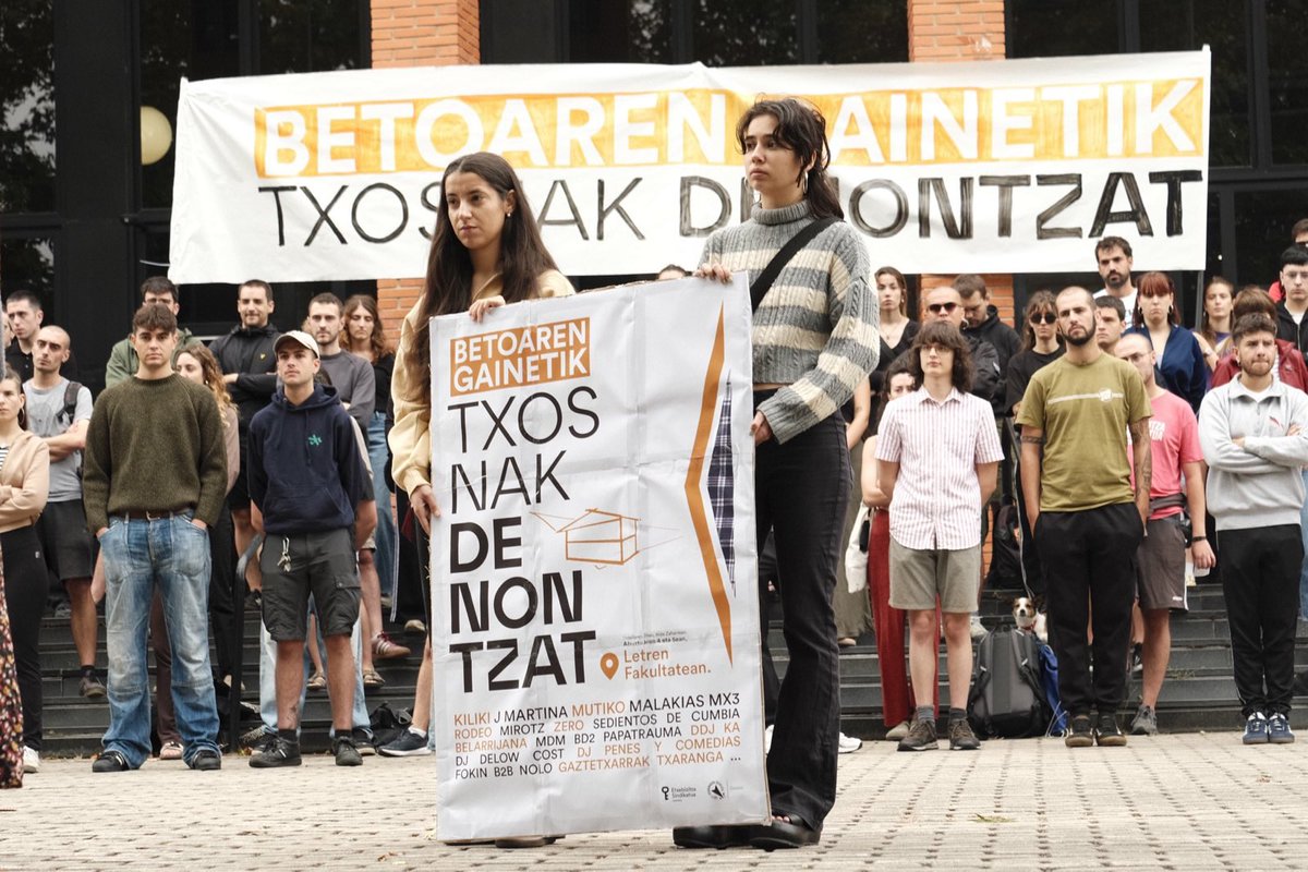 Beste urte batez Gasteizko Txosnetatik kanpo utzi gaituzte.

Betoaren gainetik, gure aldarrikapenek bere lekua izango dute egoera hau salatzeko antolatu dugun egitarauan. Horrekin lotuta, iragarri nahi dugu baimenik izan ez arren txosna jarriko dela Letren Fakultateko sarreran.