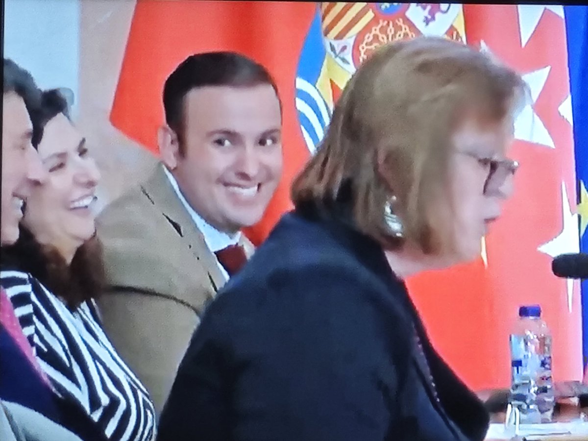Está es la actitud que mantiene el equipo de gobierno durante un pleno,donde se debaten los problemas de los alcalaínos. De verdad es vergonzoso. Les importamos un carajo