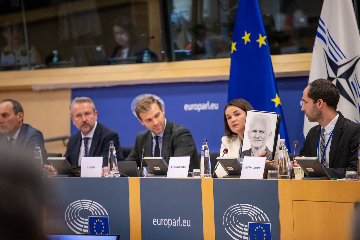 franakviacorka's tweet image. At @NATO’s Rose-Roth Seminar, @Tsihanouskaya stressed that 1,150 political prisoners remain jailed in Belarus.
"All these years, I carried the folder with the portrait of my husband. Now, I bring the photo of Ales Bialiatski, Nobel Peace Prize laureate & human rights defender".