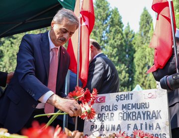Sakarya Büyükşehir Belediye Başkanı Yusuf Alemdar’dan 15 Temmuz Demokrasi ve Milli Birlik Günü’nde şehit ailelerine ziyaret.