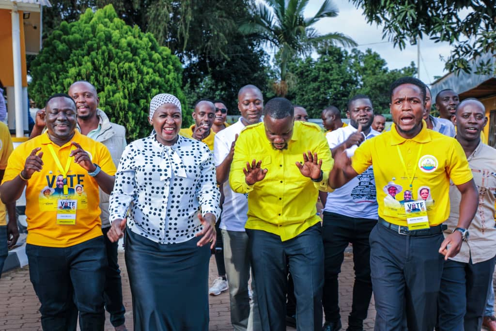 Njjerumedia's tweet image. Yesterday, SPA-ONC @ChiefMuzzukulu met vibrant youth leaders including Collins Tanga & @SamBegira, to discuss strategies for empowering young Ugandans socially & economically. 💪🇺🇬
Youth are key to Uganda’s transformation!
#ONC4Youth #SettleForTheBest #M7IsTheBest