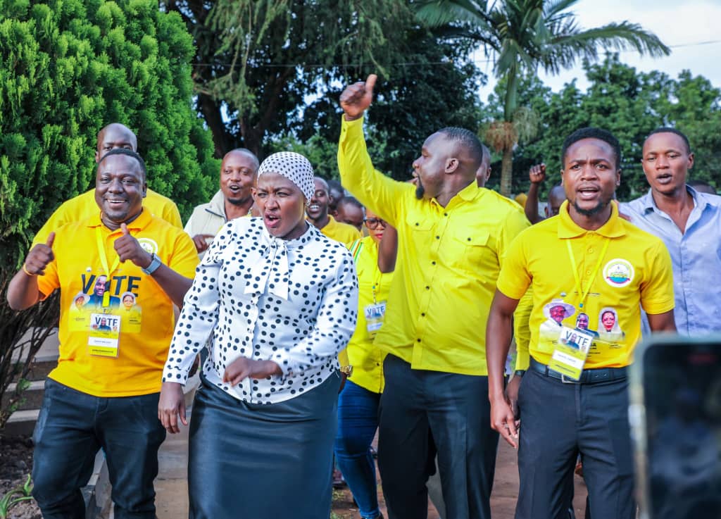 Njjerumedia's tweet image. Yesterday, SPA-ONC @ChiefMuzzukulu met vibrant youth leaders including Collins Tanga & @SamBegira, to discuss strategies for empowering young Ugandans socially & economically. 💪🇺🇬
Youth are key to Uganda’s transformation!
#ONC4Youth #SettleForTheBest #M7IsTheBest