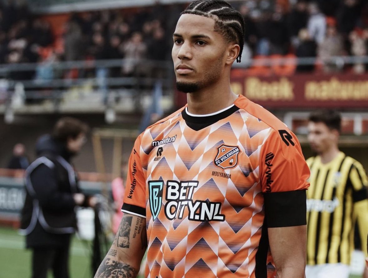 FabrizioRomano's tweet image. 🚨🇳🇱 Volendam defender Xavier Mbuyamba, on the radar of Rangers and Gent.

Volendam have opened the door to a sale of former Chelsea defender with €500k price tag after he refused to extend his current contract. English clubs keen as well.