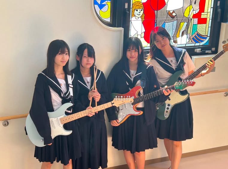 gakki2018's tweet photo. 【高校生バンドからの出演メッセージ⑩】

💬8/3に出演する金城学院高等学校「ムンソワール」からメッセージが到着！

「こんにちは。ムンソワールです！私たちはこの日のために結成した1年生バンドで、全員校外での演奏は初めてですが全力で頑張ります！応援よろしくお願いします！」

----------------
今年の楽器を楽しむ日には、高校軽音部から合計約30バンドが出演！
会場は名古屋･金山、フォレストホール！
去年より大きなステージで行われる高校生の熱い演奏を見逃すな！！

🗓 8/2(土)･3(日)
📍Niterra日本特殊陶業市民会館 フォレストホール
🎫 入場無料
詳細: https://t.co/9x8Ed3g3me
#楽器を楽しむ日 #体験こそ宝 #高校生バンド #金山 #名古屋イベント