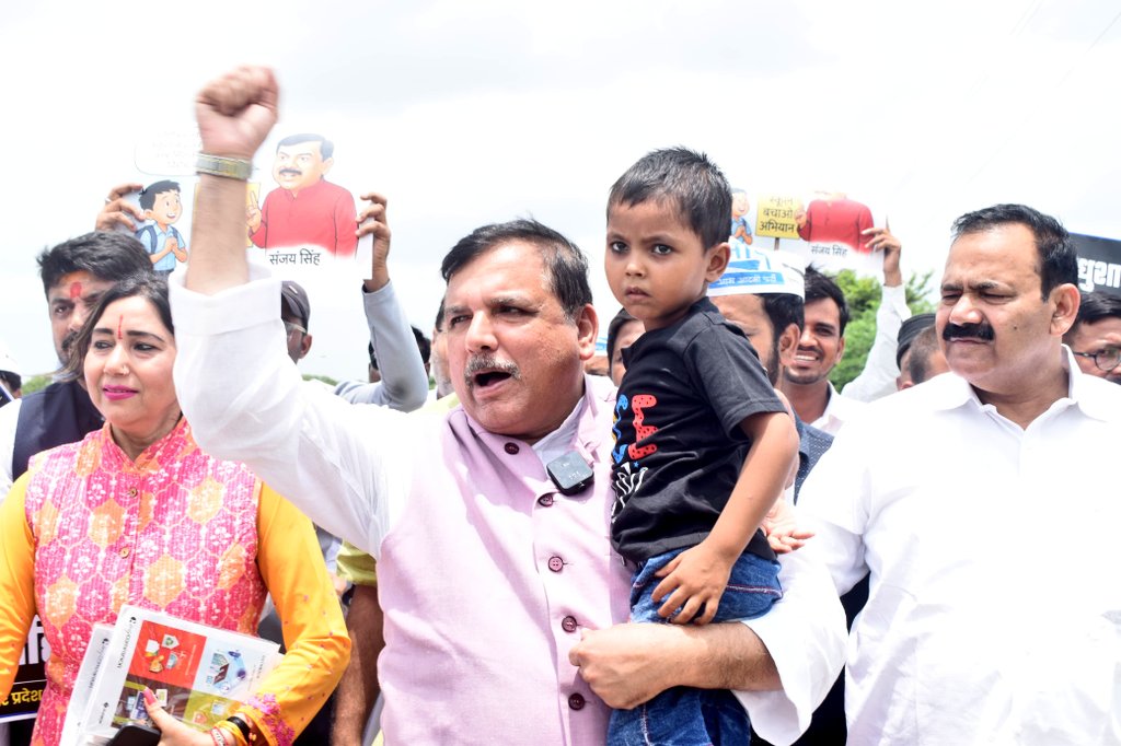 VinayPatelAAP's tweet photo. AAP का स्कूल बचाओ अभियान🚸📚

आगरा के मढैया खटीक गांव के प्राथमिक विद्यालय को योगी की शिक्षा विरोधी सरकार ने बंद कर दिया। 

आज AAP सांसद @SanjayAzadSln
जी ने गांव पहुंचकर बच्चों और अभिभावकों के साथ पदयात्रा कर इस फैसले का विरोध किया। 

"बाबा साहेब अम्बेडकर के सपने को चकनाचूर नहीं होने देंगे, 
एक भी सरकारी स्कूल बंद नहीं होने देंगे!"

#स्कूल_बचाओ_अभियान