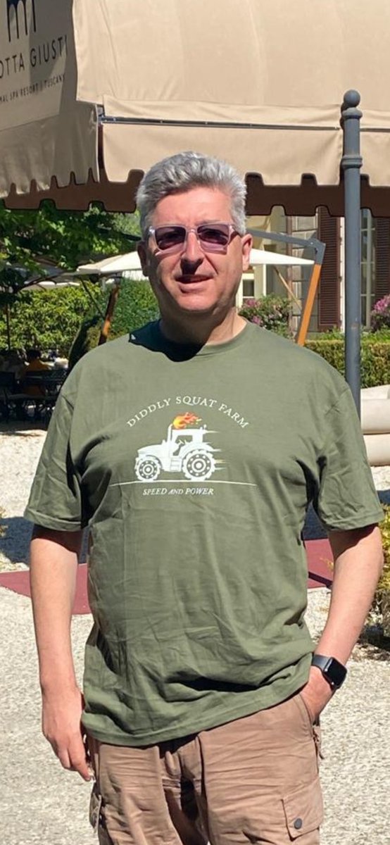 danielpress321's tweet photo. @JeremyClarkson spreading the gospel of Diddly Squat in Tuscany. https://t.co/kRBkPR9Hn7