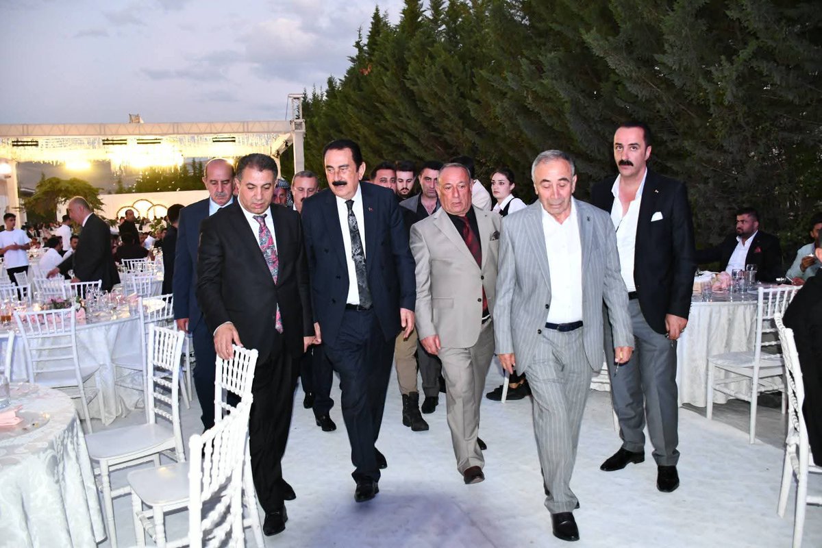 Van'ın tanınmış simalarından Sayın İskender Ertuş (ağa)'nın yigeni adına yöresel bir kına gecesi düzenledi. Gelen konuklar arasında ağırlıkta Aşiret ve kanaat önderleri ,Siyasiler ve birçok sivil toplum kuruluşu temsilcisi yer aldı.