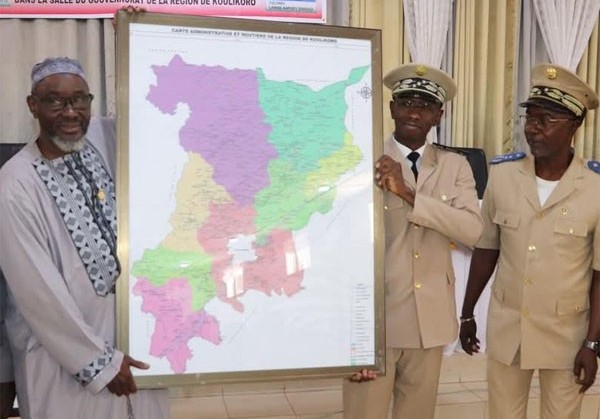 L_ESSOR's tweet image. #Mali : #Koulikoro : Des exemplaires de la carte du Mali et de la région remis au gouverneur

Ce sont 200  exemplaires de la carte du Mali et 100 de la Région de Koulikoro qui ont  été remis au gouverneur de la Région de Koulikoro par le président du  conseil régional, Abdoulaye