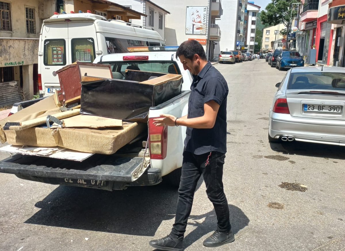 Tunceli Belediyesi (@tuncelibel62) on Twitter photo 🛠️ Her Soruna Yetişiyoruz: Çocuklar ve Tüm Şehir İçin Çalıştık
📍 Demiroluk’taki çocuk parkında salıncaklar tamir edilerek minikler için güvenli hale getirildi. Oyun alanında bulunan sulama sistemi arızası da giderilerek yeşil alanların bakımı sağlandı.
🚯 Gelişigüzel bırakılan 🛠️ Her Soruna Yetişiyoruz: Çocuklar ve Tüm Şehir İçin Çalıştık
📍 Demiroluk’taki çocuk parkında salıncaklar tamir edilerek minikler için güvenli hale getirildi. Oyun alanında bulunan sulama sistemi arızası da giderilerek yeşil alanların bakımı sağlandı.
🚯 Gelişigüzel bırakılan