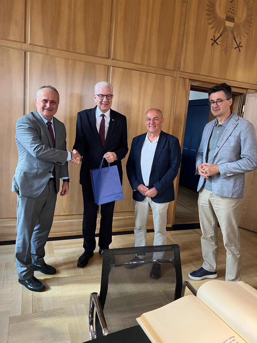 KroBotschaft's tweet photo. Botschafter @BakotaGordan trug sich feierlich ins Goldene Buch der Stadt #Heilbronn ein. Gemeinsam mit dem früheren MdB @josip_juratovic und GK Ivan #Sablić besuchte er das KI-Zentrum #IPAI, die #AUDI AG in #Neckarsulm sowie einen Kulturabend von Croatia Heilbronn. 🇭🇷🇩🇪 https://t.co/UHUExvpb3z