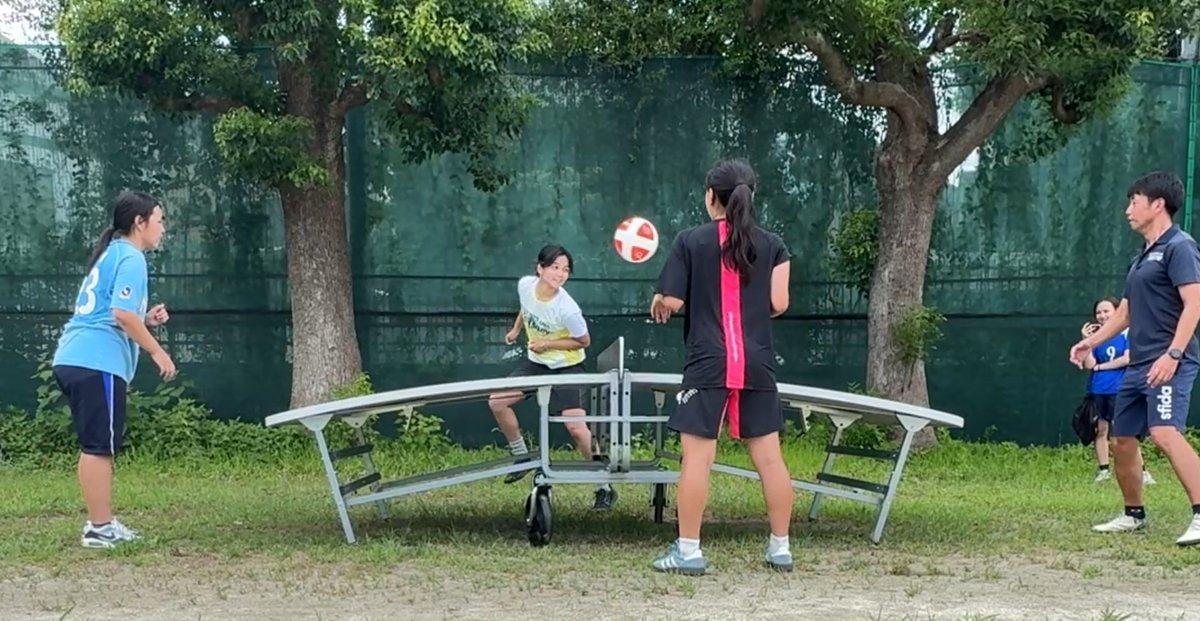 kokusai_hs's tweet image. 2025.7.15
女子サッカー部
先日、国際高校にテックボール(サッカー卓球)の台が導入されました。この台が導入されたのは、東京都内の学校では初めてです。早速、女子サッカー部でダブルスの試合をやってみました。サッカーの技術向上にも繋がるスポーツなので、定期的に練習に取り入れていきます!⚽