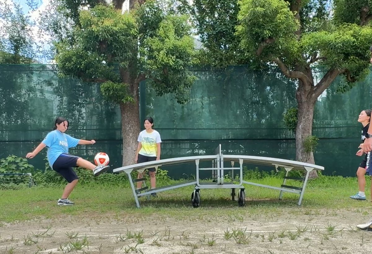 kokusai_hs's tweet image. 2025.7.15
女子サッカー部
先日、国際高校にテックボール(サッカー卓球)の台が導入されました。この台が導入されたのは、東京都内の学校では初めてです。早速、女子サッカー部でダブルスの試合をやってみました。サッカーの技術向上にも繋がるスポーツなので、定期的に練習に取り入れていきます!⚽