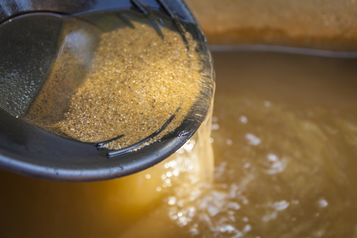 GOLDCOUNCIL's tweet image. We have partnered with Côte d'Ivoire and @WorldBank to sign an agreement focused on formalizing artisanal and small-scale gold mining. The partnership, which also involves other industry stakeholders, seeks to improve safety and transparency in an industry that supports half a…