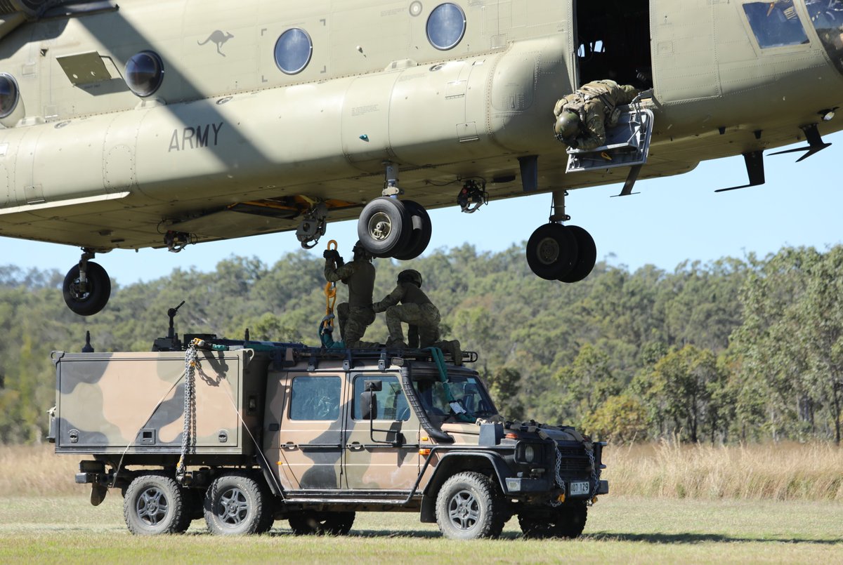 DefenceAust's tweet image. Lift off 🚁 @AustralianArmy Air Dispatchers from the 9th Force Support Battalion, lifted a G-Wagon as an underslung load from a CH-47 Chinook, over 📍 Shoalwater Bay training area, during Exercise @TalismanSabre 2025.
#YourADF #StrongerTogether #TS25 #TalismanSabre25