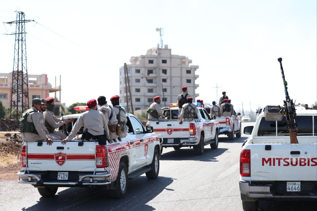 Sy_Defense's tweet image. دخول قوات الشرطة العسكرية إلى محافظة السويداء بالتنسيق مع وزارة الداخلية، لضبط الأمن وحماية الممتلكات العامة والخاصة، ومنع أي تجاوزات، وذلك في إطار الجهود المستمرة لتعزيز السلم الأهلي وفرض سيادة الدولة.
#الجمهورية_العربية_السورية
#وزارة_الدفاع