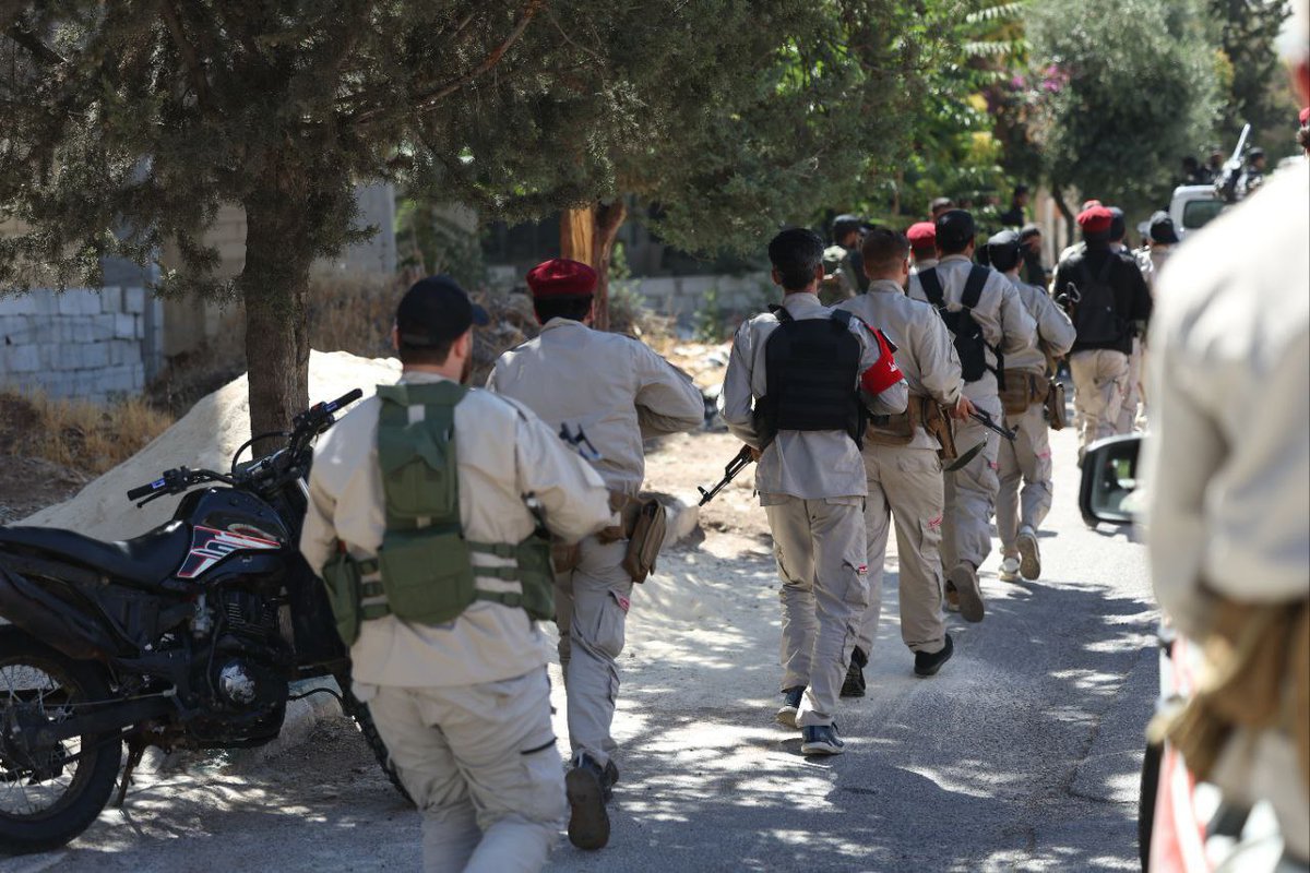 Sy_Defense's tweet image. دخول قوات الشرطة العسكرية إلى محافظة السويداء بالتنسيق مع وزارة الداخلية، لضبط الأمن وحماية الممتلكات العامة والخاصة، ومنع أي تجاوزات، وذلك في إطار الجهود المستمرة لتعزيز السلم الأهلي وفرض سيادة الدولة.
#الجمهورية_العربية_السورية
#وزارة_الدفاع