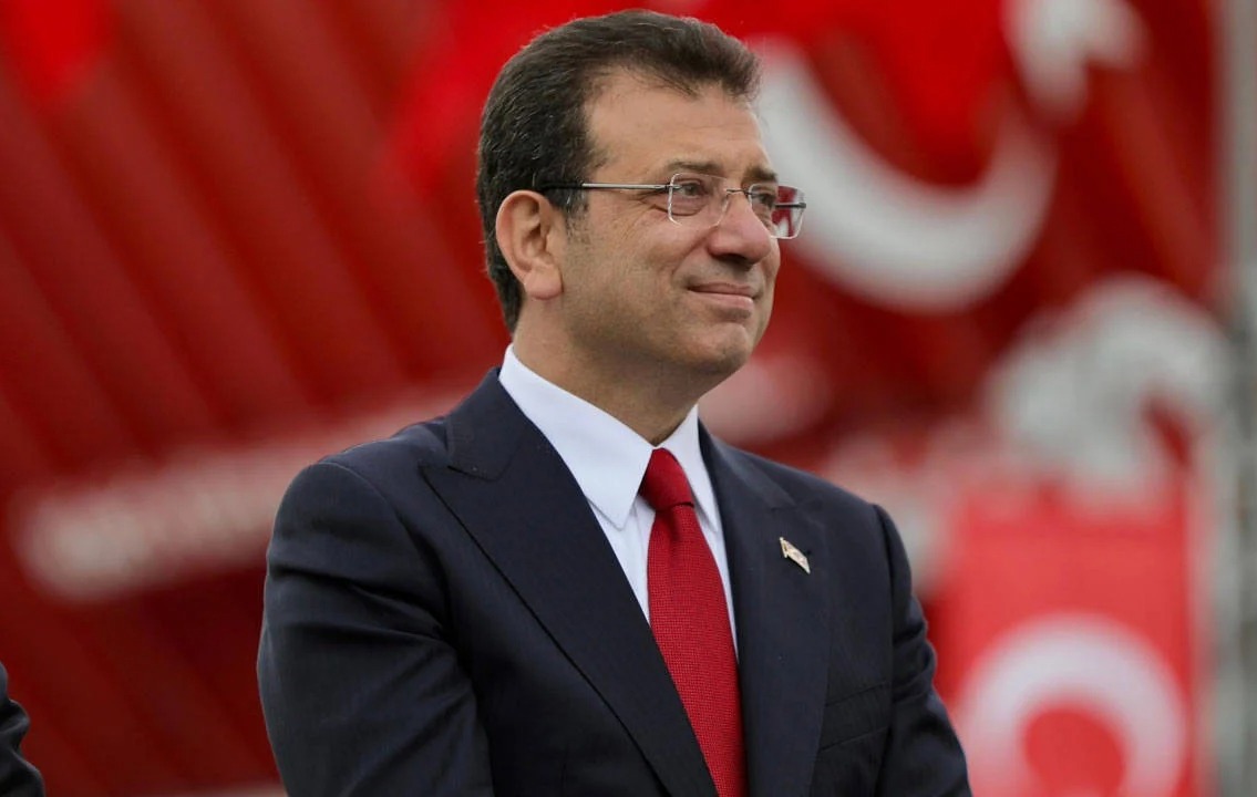 Özgür Özel:

"Bir darbe sürecindeyiz.

Erdoğan, kendisinden sonra Cumhurbaşkanı olması olası Ekrem İmamoğlu'na darbe yaptı."