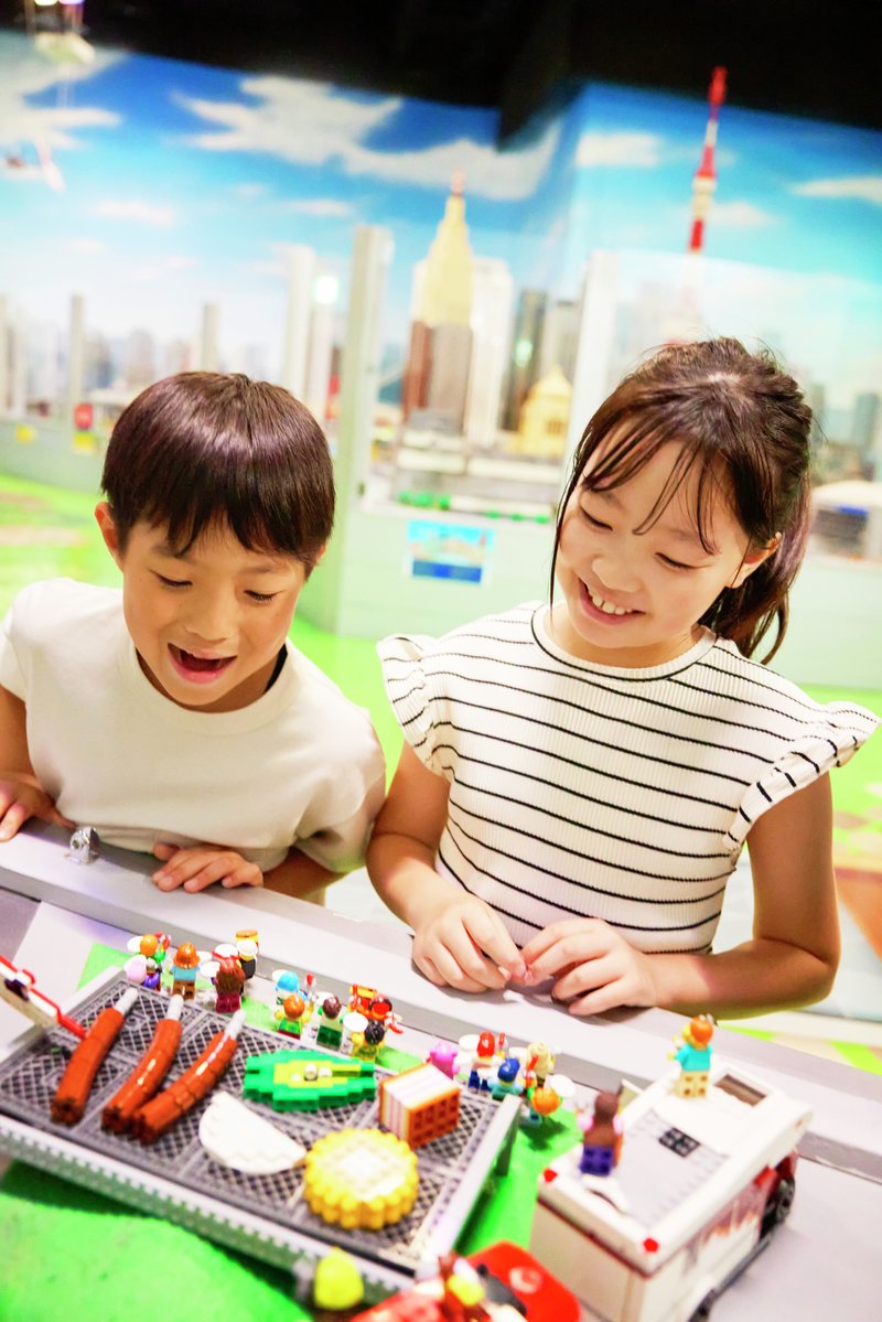LEGOLANDTokyo's tweet image. 📣今週末は【9:30オープン】!
涼しい館内で朝から快適に🎐
夏休み限定イベント LEGO® SUMMER OF PLAY「夏を遊びでいっぱいにしよう!」もスタート🌻
家族で夏の思い出をつくろう✨
🔗 legolanddiscoverycenter.com/tokyo/plan/inf…
#レゴランド東京 #夏休み #お台場 #LEGO
