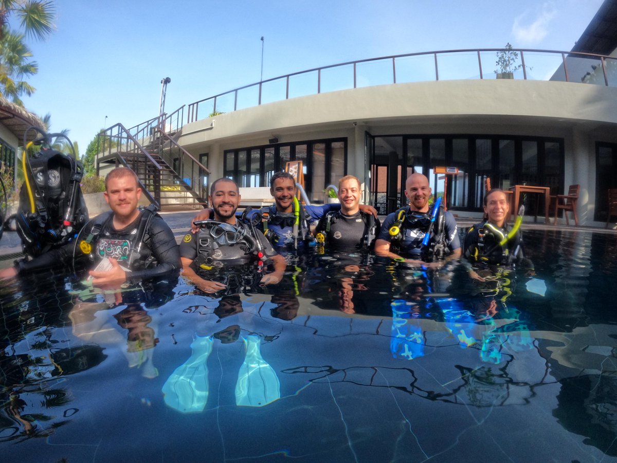 Welcome to Black Turtle Dive and IDC Koh Tao's, July 2025 PADI IDC Instructor Development Course (IDC) candidates, who have been enjoying a rescue and a confined water session in the pool. Next IDC Aug 5th! blackturtledive.com/padi-pro-level… #IDC #KohTao